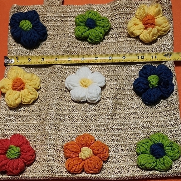 Stylish Tan and Green Tote Bag with Ample Space - Picture 8 of 12